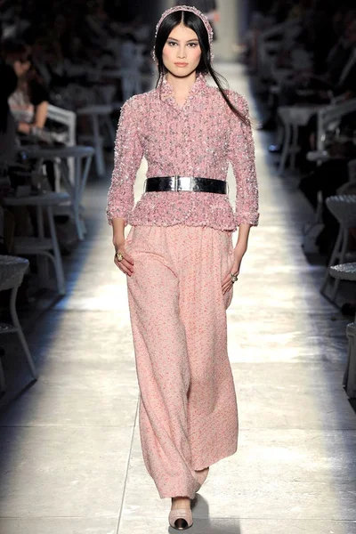 Look 16
